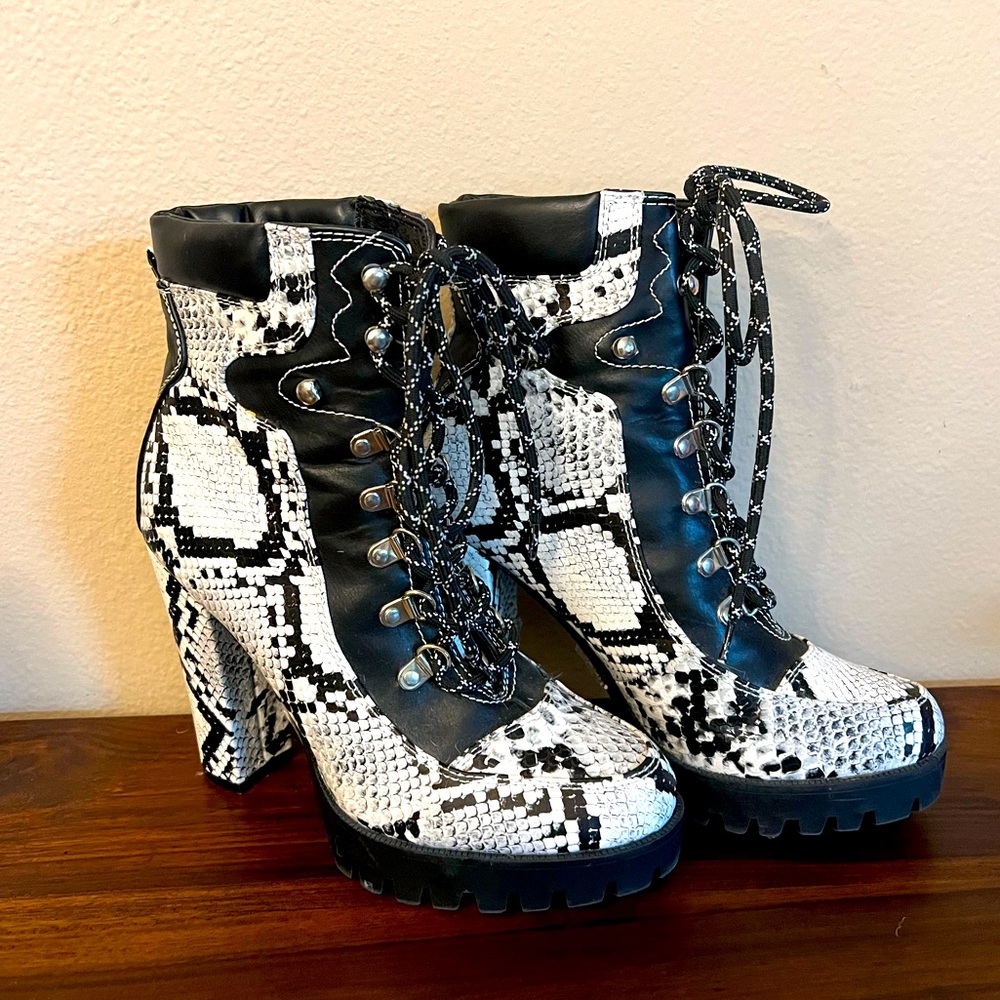 Snake Print Black & White Ankle Boots | Women’s Size 9 | Chic Statement NWOT